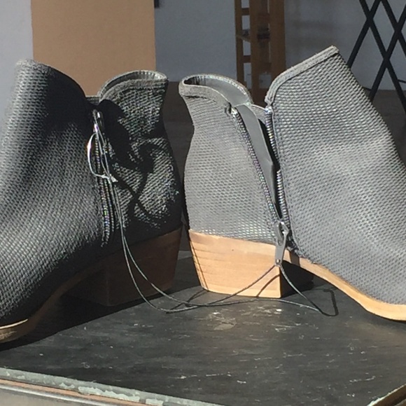 Kensie Geronna Gray Leather booties - Picture 4 of 7